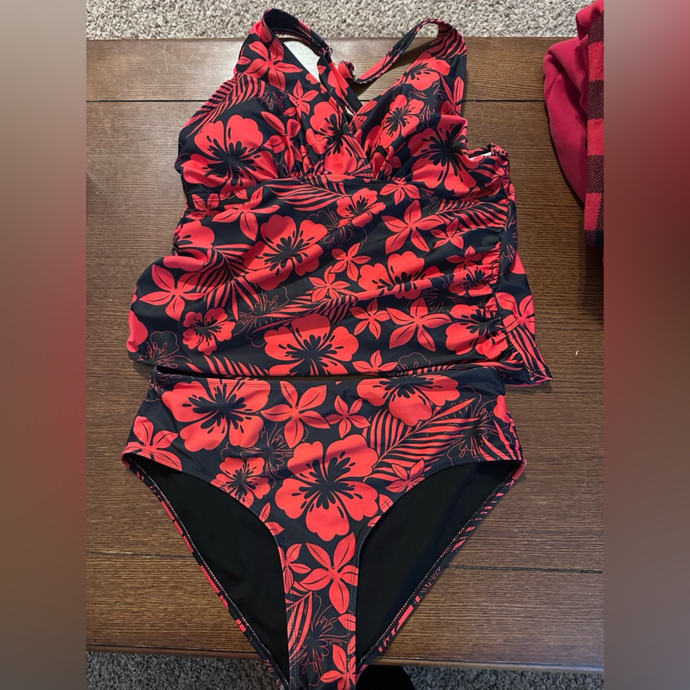 Black & Red Floral Women’s Tankini